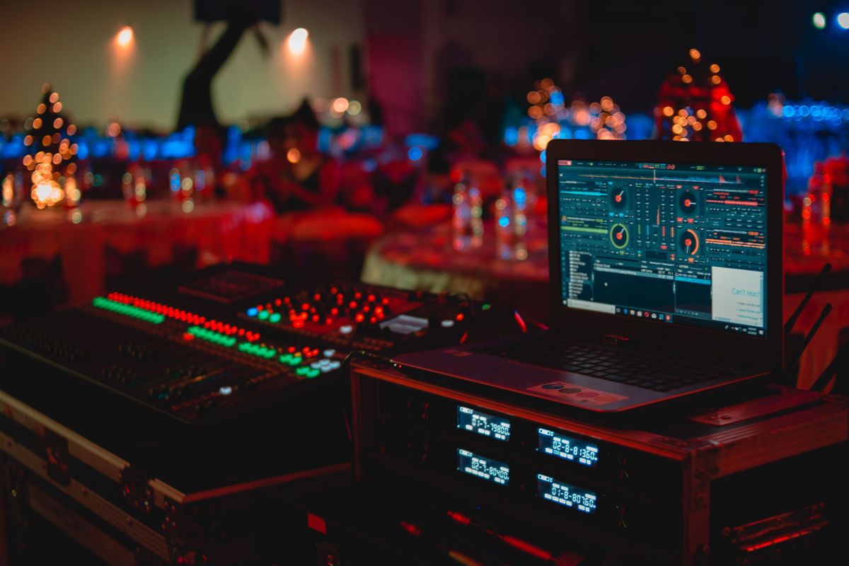Consola de sonido digital y receptores inalámbricos en un rack durante un evento